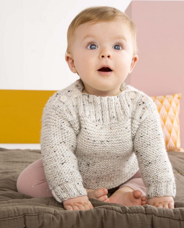Ребенок в вязаной кофте