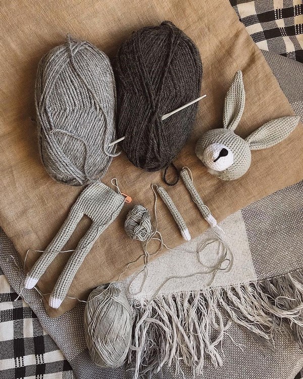  На фото – пряжа, крючок и связанные части для зайца амигуруми