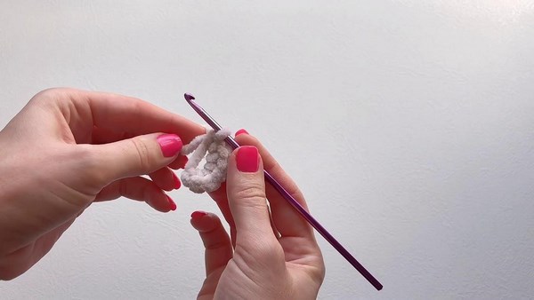 На фото – вяжут крючком кольцо амигуруми