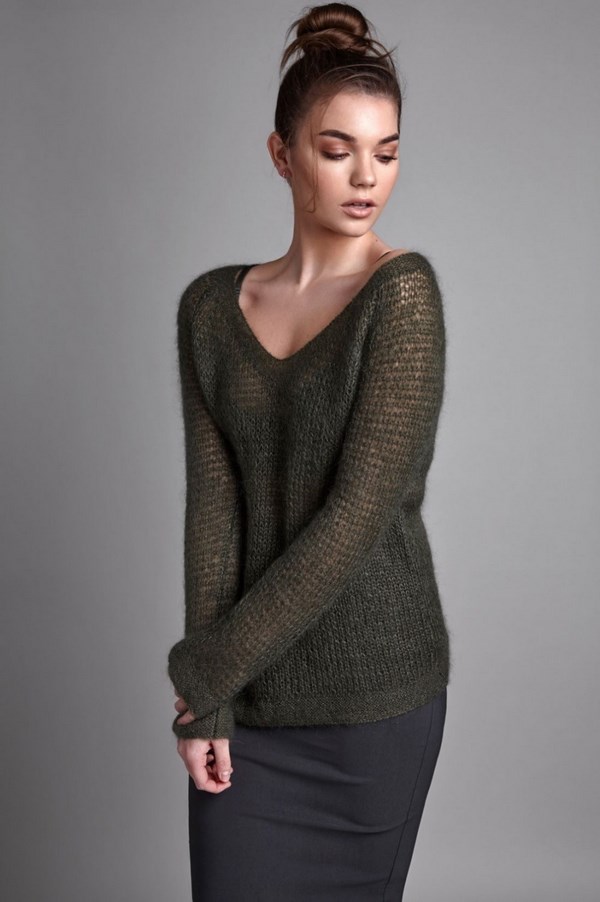 На фото – девушка в мохеровом свитере