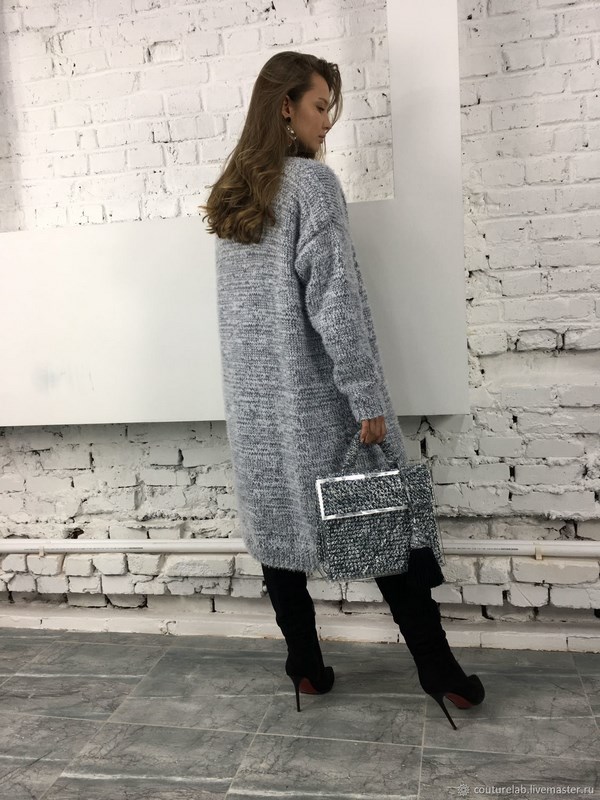  На фото – девушка в пальто из ангоры